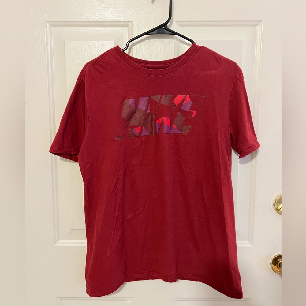 Nike Men’s Tee Athletic Cut Maroon Red Purple Camo Logo T-shirt Cotton